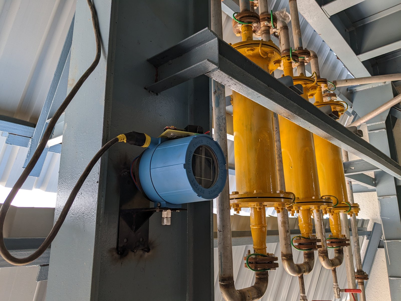 PRAMAN XF gas sensor installed for continuous hazardous-gas monitoring.