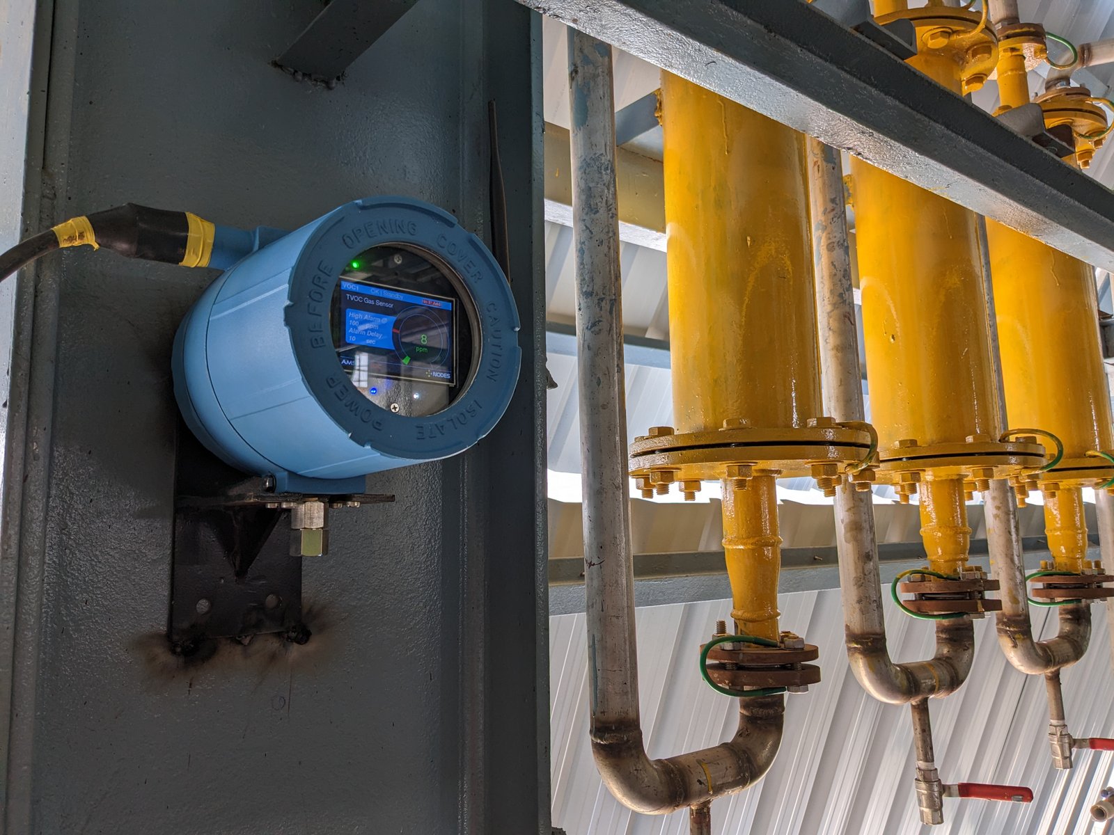 Field-mounted PRAMAN XF Series gas detector with antenna for cloud connectivity.